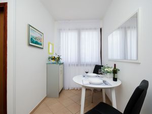 23941416-Ferienwohnung-2-Vrsar-300x225-3