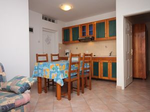 23933293-Ferienwohnung-6-Vrsar-300x225-3