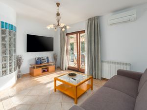 22146475-Ferienwohnung-6-Vrsar-300x225-1