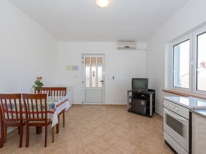 23943136-Ferienwohnung-3-Vrsi-300x225-3