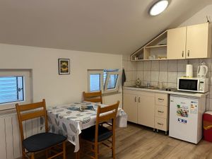 18510432-Ferienwohnung-4-Vrsi-300x225-3