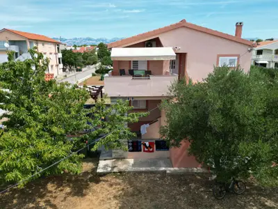 Ferienwohnung für 8 Personen (98 m²) in Vrsi 1/10