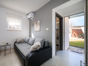 23914693-Ferienwohnung-4-Vrvari-300x225-5