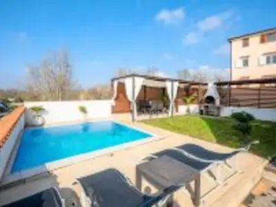 PoolOfHouse