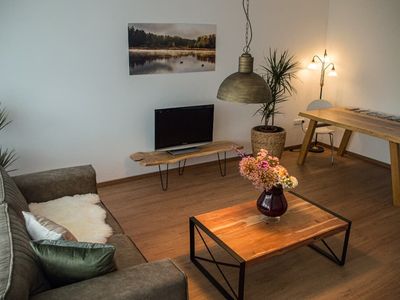 Wohnung 1 - Wohnzimmer mit Zugang zum Balkon