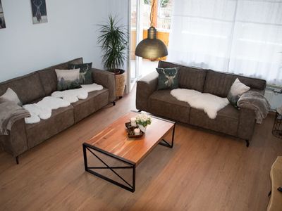 Wohnung 1 - Wohnzimmer mit Zugang zum Balkon