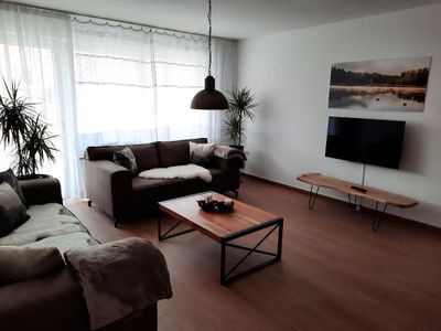 Wohnung 1 - Wohnzimmer mit Zugang zum Balkon