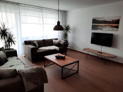 Wohnung 1 - Wohnzimmer mit Zugang zum Balkon