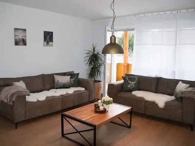 Wohnung 1 - Wohnzimmer mit Zugang zum Balkon