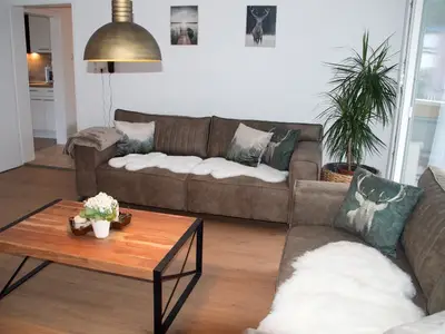 Wohnung 1 - Wohnzimmer mit Zugang zum Balkon