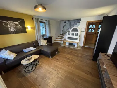 Wohnzimmer mit Treppe zum OG