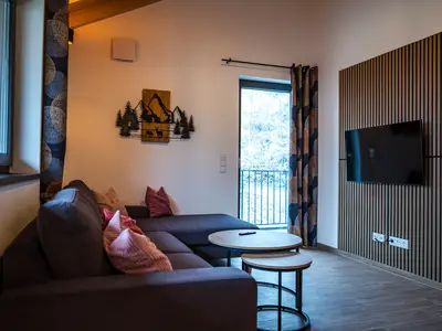 Wohnbereich mit Zugang zum Balkon