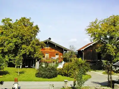 Hausansicht mit Garten