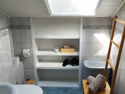 Helles Duschbad mit Föhn/Seife/Handtücher