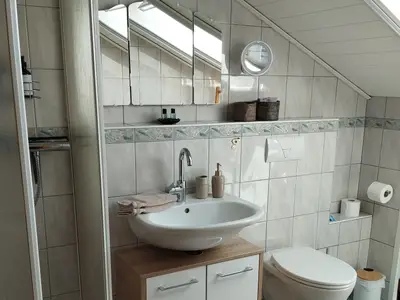 Helles Duschbad mit Föhn/Seife/Handtücher