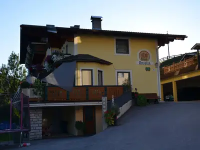 Haus-Ortsblick-Sommer-Zufahrt-Wagrain-Appartement