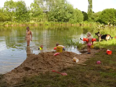 Weiher mit kleinem Sandhügel