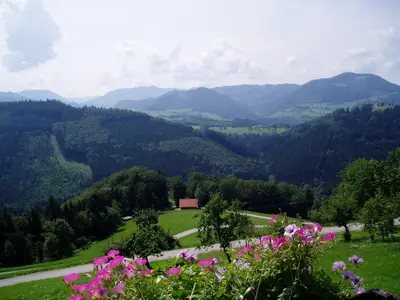 herrlicher Ausblick in die umliegende Berg- und Hügellandschaft