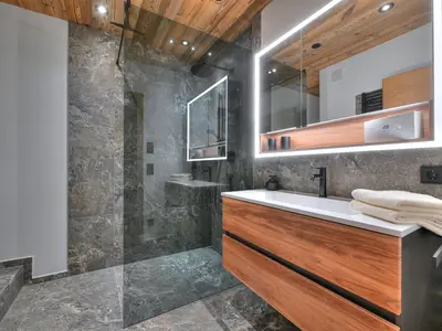 Badezimmer mit Dusche