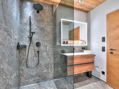 Dusche in der Ferienwohnung Steinplatte