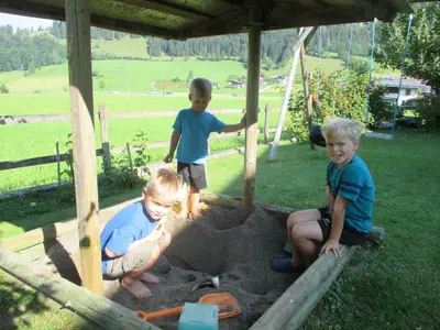 Spielende Kinder in  der Sandkiste