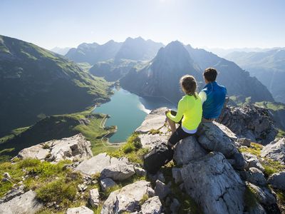 SO_Bergsteigen_mit_Blick_auf_den_Spullersee_(c)_Al