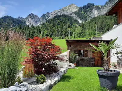 Große Wiese mit Sitzecke und Grillmöglichkeit