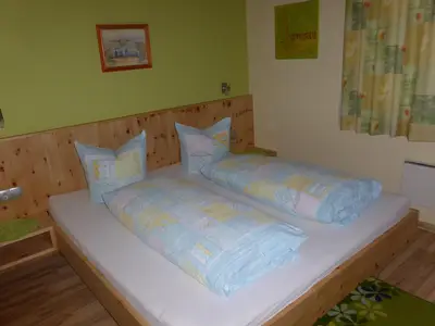Schlafzimmer mit Zirbenholz