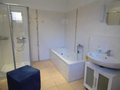 Badezimmer mit Whirlpool Badewanne
