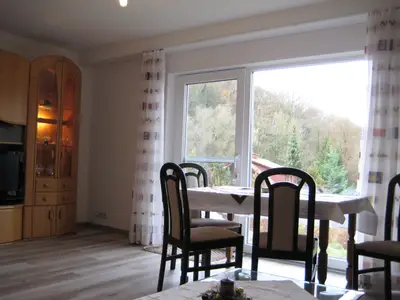Esstisch Wohnzimmer mit Blick in die Waldregion