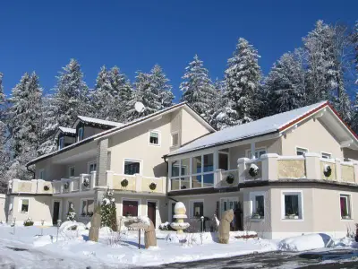 Außenansicht des Gebäudes. Eingangsbereich Winter