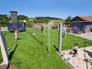 Volleyball- und Spielbereich mit großem Fuhrpark