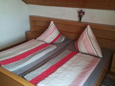 Schlafzimmer mit Doppelbett