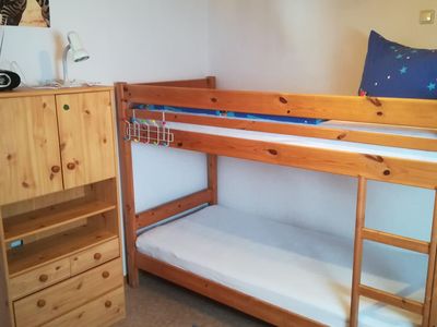 Kinderschlafzimmer mit Etagenbett und Einzelbett