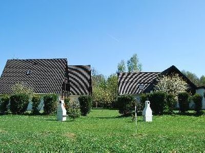 Blick vom Spielplatz mit 2 Außengrills