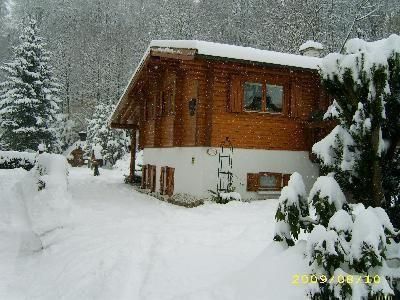 Außenansicht des Gebäudes. Blockhaus mit 2 Apartments im Winter