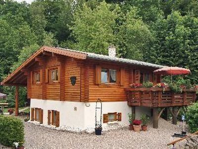 Außenansicht des Gebäudes. Blockhaus - Apartment 1 im Obergeschoss