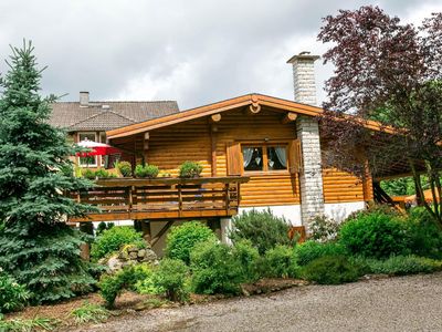 Außenansicht des Gebäudes. Blockhaus - Apartment 1 im Obergeschoss