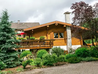 Außenansicht des Gebäudes. Blockhaus - Apartment 1 im Obergeschoss und 2 im Erdgeschoss
