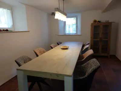Die Esszimmer-Tafel bietet Platz für bis zu 10 Personen.