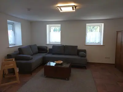 Zwei Schlafcouches laden im Wohnzimmer zum entspannen ein.