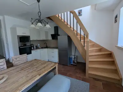 Die neue Holztreppe führt ins Obergeschoss zu den Schlafzimmern