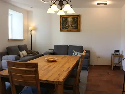 Geräumige Wohnküche - mit Kaminofen und Fußbodenheizung - in der Wohnung "Hufeisen"