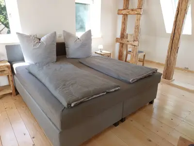 Stilvolles und bequemes Doppelbett bietet Erholung und Entspannung.