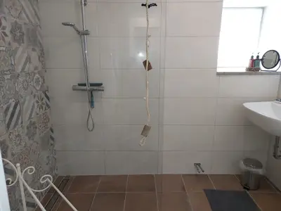 Bad mit ebenerdiger Dusche - die Fußbodenheizung sorgt für ein angenehme Wärme auf den Fliesen.