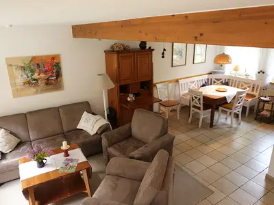 Blick auf den Wohnbereich und Essbereich