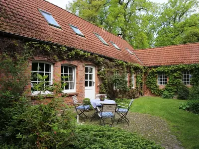 Innenhof mit Sitzgelegenheit