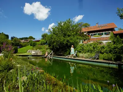 Hof mit Schwimmteich