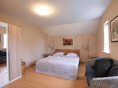 Schlafzimmer mit Doppelbett