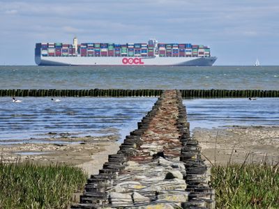 Containerschiff auf dem Weg zum Jade-Weser-Port